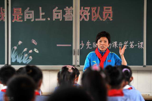 影片中的国际安保队伍就是在履行营救职责，而且在惊心动魄中体现了深邃的意义，在款款人情中体现了和平精英的风范，那就是厚德守信、忠诚尽责